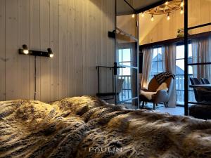 Habitación con cama, silla y ventanas. en Lindvallen Ski Resort Pool and Padel - Sauna - 7 Guests, en Sälen 36 fotos más