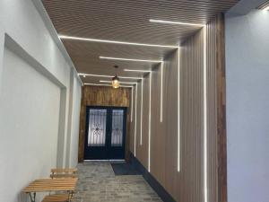 un pasillo con bancos y una puerta en un edificio en Appartement 3, en Les Lilas 9 fotos más