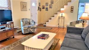 Ruang duduk di 918 Wenonah Avenue - Piece Of Paradise