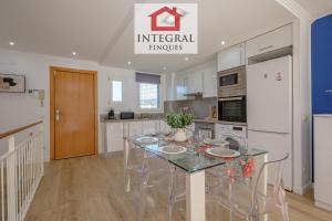 a kitchen with a table and chairs in a room at Apartament Terra de Mar in Palamós
