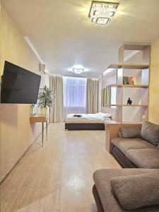 TV a/nebo společenská místnost v ubytování Spacious apartment by the sea