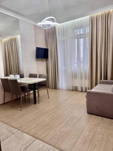 TV a/nebo společenská místnost v ubytování Spacious apartment by the sea + 6 fotografií