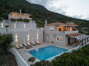 willa z basenem i domem w obiekcie Villa Dream Apartments w mieście Vasiliki