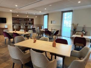 a waiting room with tables and chairs in a building at DOMITYS - Purpan Pèira Ròsa in Toulouse