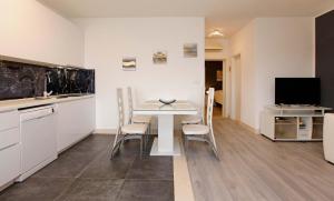 Et tv og/eller underholdning på Apartments Toni + 24 billeder