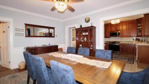una cucina e una sala da pranzo con tavolo e sedie in legno di The Daisy Cottage- 1St Floor Unit a Cape May