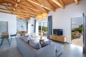 TV/trung tâm giải trí tại Villa Ariel - Cozy Mediterranean Retreat