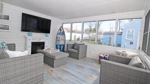 Una sala de estar con chimenea y televisión. en Sunswept - Pet Friendly!, en North Cape May