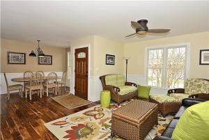 un soggiorno con un divano e un tavolo di Congress Cottage a Cape May