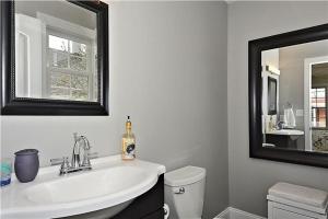 un bagno con lavandino, WC e specchio di Congress Cottage a Cape May Altre 17 foto