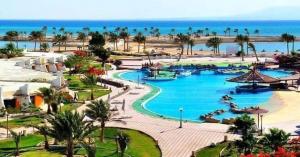 拉斯苏德尔فيلا هولداي فانتازيا Sea VIEW的享有带游泳池和海洋的度假胜地的景致