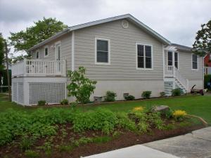 una casa bianca con portico e cortile di Congress Cottage a Cape May