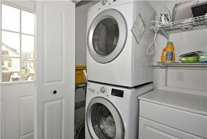 una lavatrice e un'asciugatrice in una lavanderia bianca di Congress Cottage a Cape May