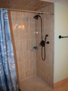 una ducha con cabezal de ducha en un baño en Broadway Beach Unit 3, en Cape May 9 fotos más