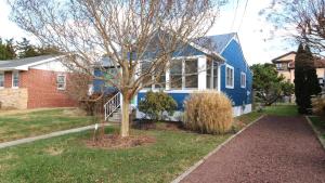 une maison bleue avec un arbre dans la cour dans l'établissement 103 Broadway, à Cape May