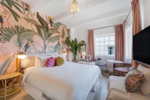 a bedroom with a large bed with a tropical wallpaper at Le Particulier Miami in Miami Beach