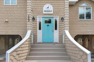 ein Haus mit einer blauen Tür und einer Treppe in der Unterkunft Stylish Home with Pool Hot Tub & Walk to Beach in Duck + 71 Fotos