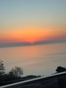 einen Sonnenuntergang über dem Wasser mit der Sonne am Himmel in der Unterkunft Sunrise l 1BD Sea View l Pool l Free Parking in Warna
