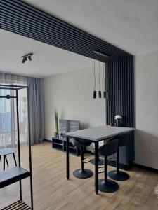 ein Esszimmer mit einem Tisch und einigen Stühlen in der Unterkunft Sunrise l 1BD Sea View l Pool l Free Parking in Warna