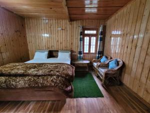 JāmbにあるHimalaya Vistaの部屋にベッドと椅子がある寝室