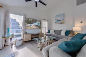 Khu vực ghế ngồi tại Pool with FREE HEAT Hot Tub Short Walk to Beach +36 ảnh