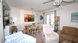 una sala de estar con un sofá y una mesa en Capers302, en Cape May 12 fotos más