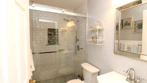 Un baño con ducha, inodoro y lavabo. en Capers302, en Cape May