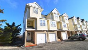 une maison avec une voiture garée devant dans l'établissement Cape Island Creekview, à Cape May