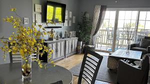 - un salon avec une table ornée de fleurs jaunes dans l'établissement Cape Island Creekview, à Cape May 25 autres photos