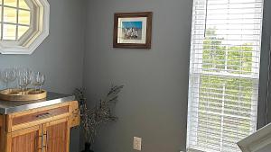 une salle de bain avec un lavabo, un miroir et une fenêtre dans l'établissement Cape Island Creekview, à Cape May
