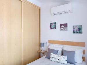 a bedroom with a bed with a wooden headboard at Casa das Andorinhas in Lagos