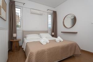 sypialnia z łóżkiem z ręcznikami w obiekcie Villa Dream Apartments w mieście Vasiliki +37 zdjęć