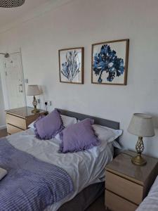 een slaapkamer met 2 paarse kussens op een bed bij The Mounts Bay Inn in Mullion +41 foto's
