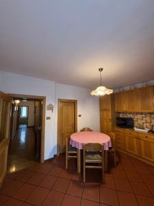 a kitchen with a table and a dining room at Appartamento di Nina in Moena