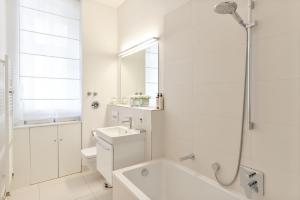 Ένα μπάνιο στο Fantastic apartment in prime location - city center west +22 φωτογραφίες
