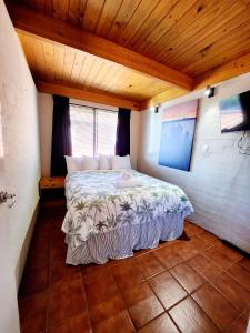 Giường trong phòng chung tại Pool View Beach Cabana Sleeps Six!