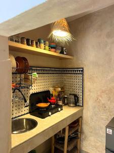 una cucina con un lavello e un piano di lavoro di Taghazout Gem - 2BR, Fast Wi-Fi ad Agadir