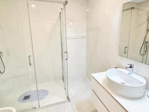 Et badeværelse på Nina da Nazare - BY SCH + 29 billeder