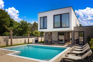 Бассейн в NOVO - Villa Vita s velikim bazenom или поблизости