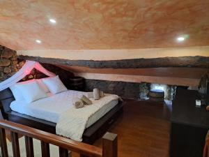 a bedroom with a bed with towels on it at Maison avec spa aux portes d'Ajaccio in Carbuccia