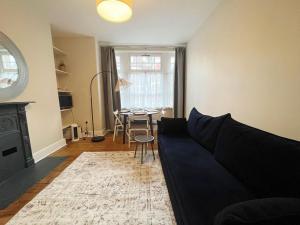 una sala de estar con un sofá y una mesa en Cavendish Charm Mayfair Apartment, en Londres
