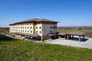 セント・クレアーズビルにあるHawthorn Extended Stay by Wyndham Saint Clairsvilleのスイミングプール付きの建物の空中ビュー
