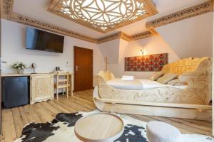 a bedroom with a large bed in a room at Kilimy in Poronin