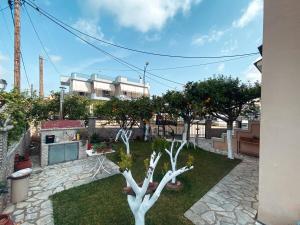 a garden with trees in a yard at Comfort Stay in Preveza
