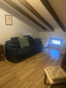 una sala de estar con un sofá y una cama en House -Sleeps 6-Garden-Fireplace, en Alicante