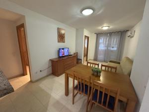 TV a/nebo společenská místnost v ubytování Apartamentos Marina Park