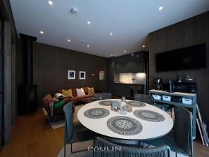 a living room with a table with chairs and a kitchen at Lindvallen Ski Resort Pool and Padel - Sauna - 4 Guests in Herräng