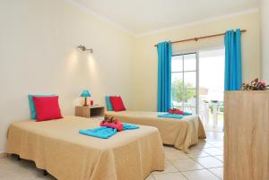 2 Betten mit Teddybären drauf in einem Zimmer in der Unterkunft Villa Bella Vista by Algarve Vacation in Albufeira