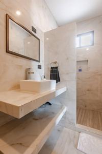 un bagno con lavandino e doccia di Alce33 a Cancún
