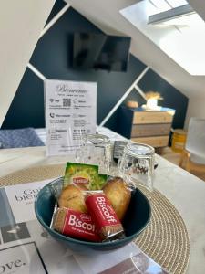 une assiette de nourriture assise sur une table dans l'établissement Appartement Chic & Élégant proche de la mer, à Yffiniac